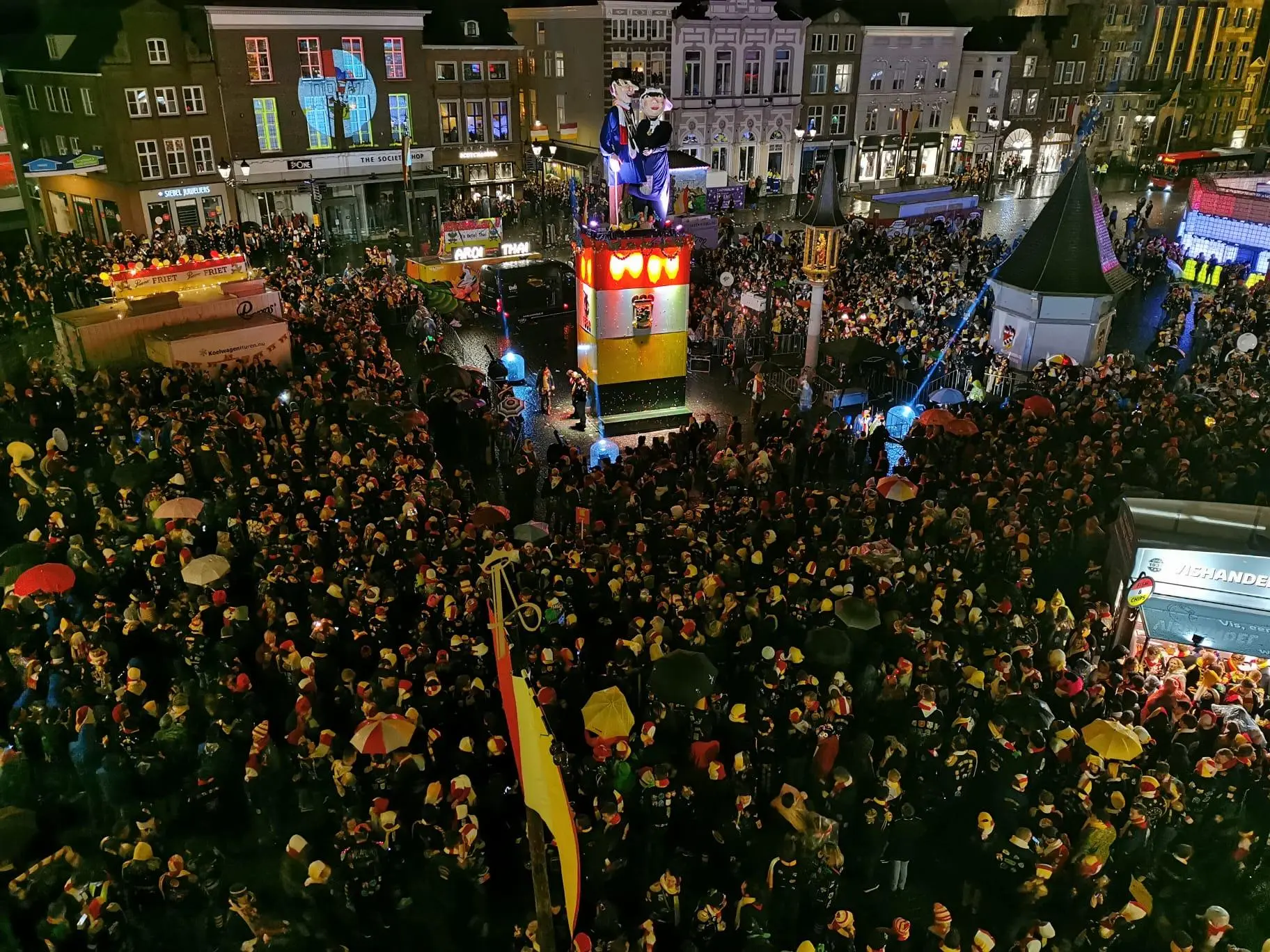 9. Dingen eten die je normaal nooit eet 9. Dingen eten die je normaal nooit eet – 11x de meest herkenbare momenten met carnaval, Den Bosch
