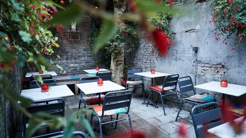 1. Pilkington’s – Verborgen terras 1. Pilkington’s – Verborgen terras – 6 Restaurants in Den Bosch met een binnentuin