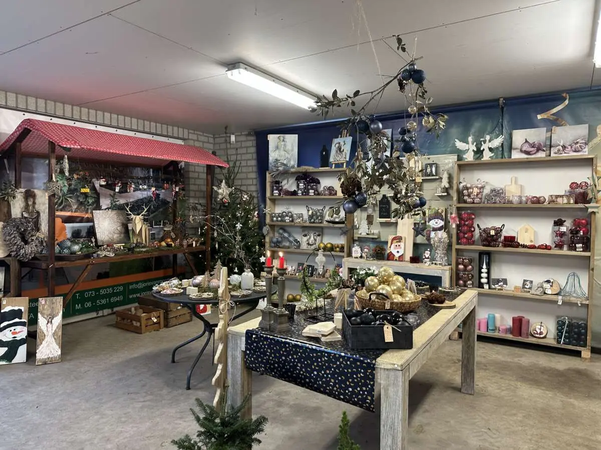 Joris verkoopt bomen, decoraties en nog veel meer Joris verkoopt bomen, decoraties en nog veel meer – 7x een echte kerstboom kopen in en rondom Den Bosch (foto 2 van 2)
