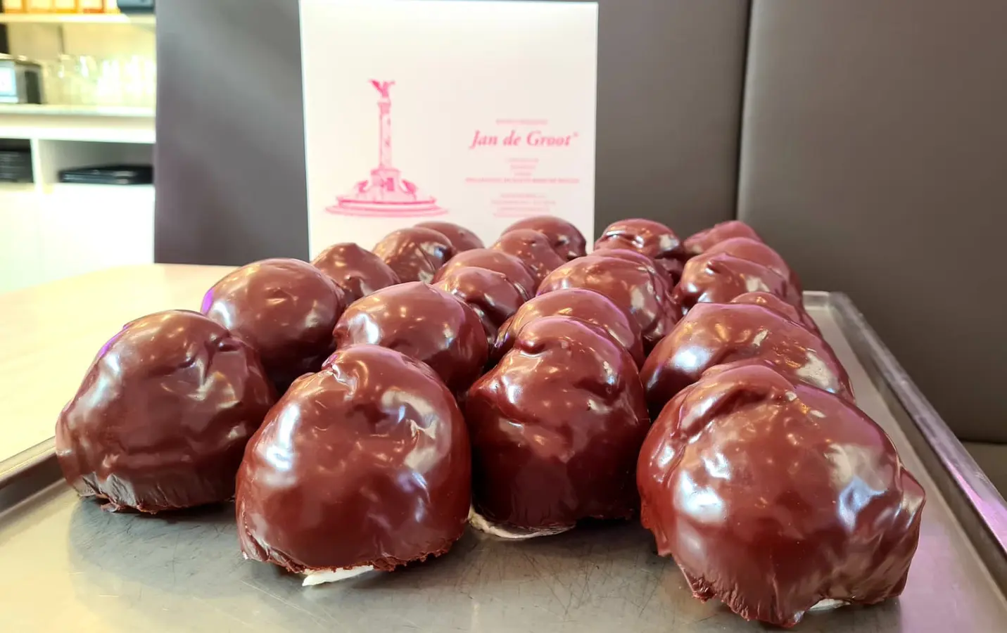 1. Jan de Groot 1. Jan de Groot – 8x échte Bossche bollen eten in Den Bosch