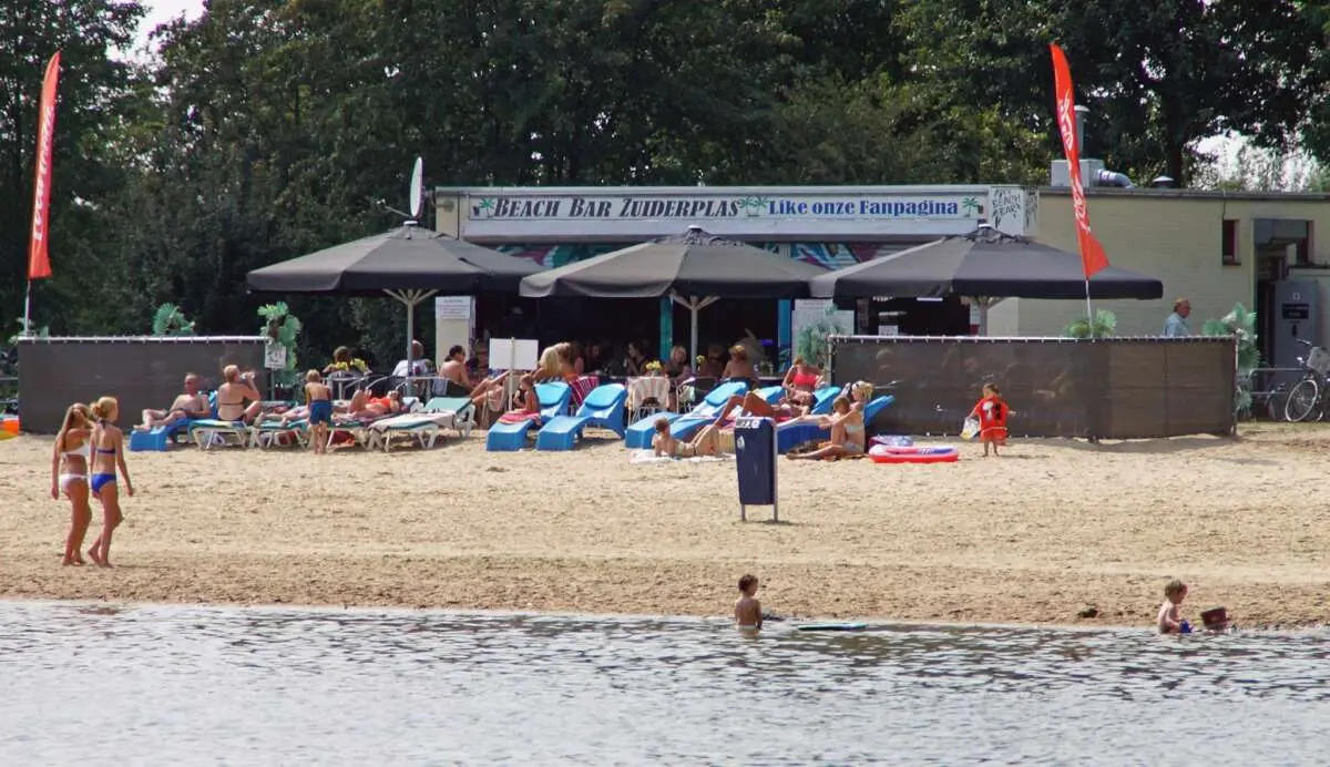 Beach Bar Zuiderplas – de playa dichtbij Beach Bar Zuiderplas – de playa dichtbij – Bij deze Bossche terrassen zit jij met je voetjes in het zand, Den Bosch