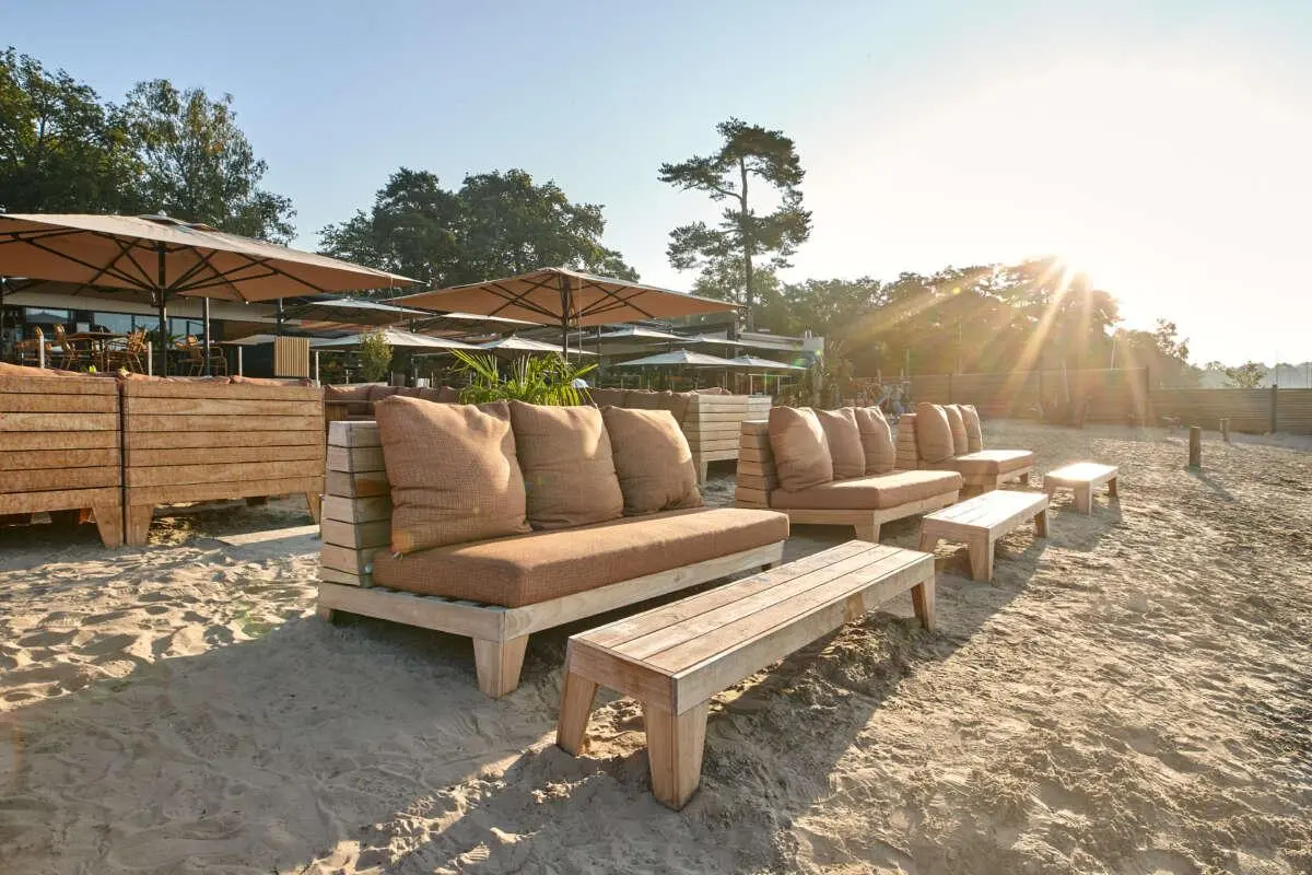 Vermakelijk voor jong en oud: IJM in Vught Vermakelijk voor jong en oud: IJM in Vught – Bij deze Bossche terrassen zit jij met je voetjes in het zand, Den Bosch (foto 1 van 2)