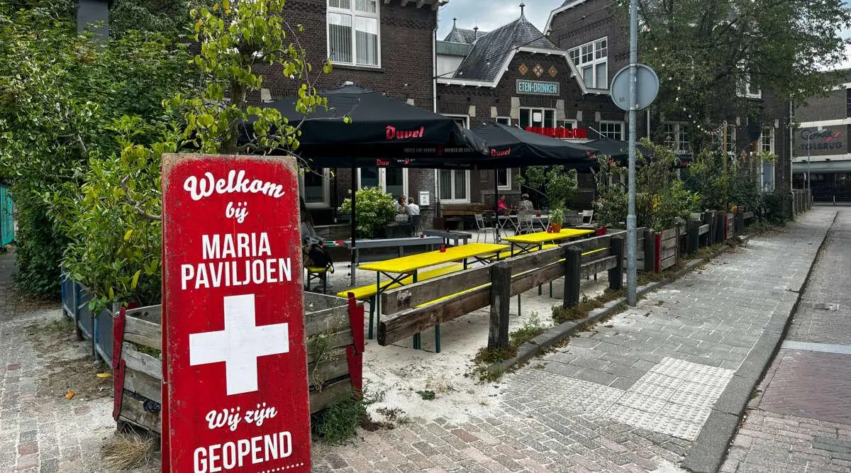 Bij deze Bossche terrassen zit jij met je voetjes in het zand