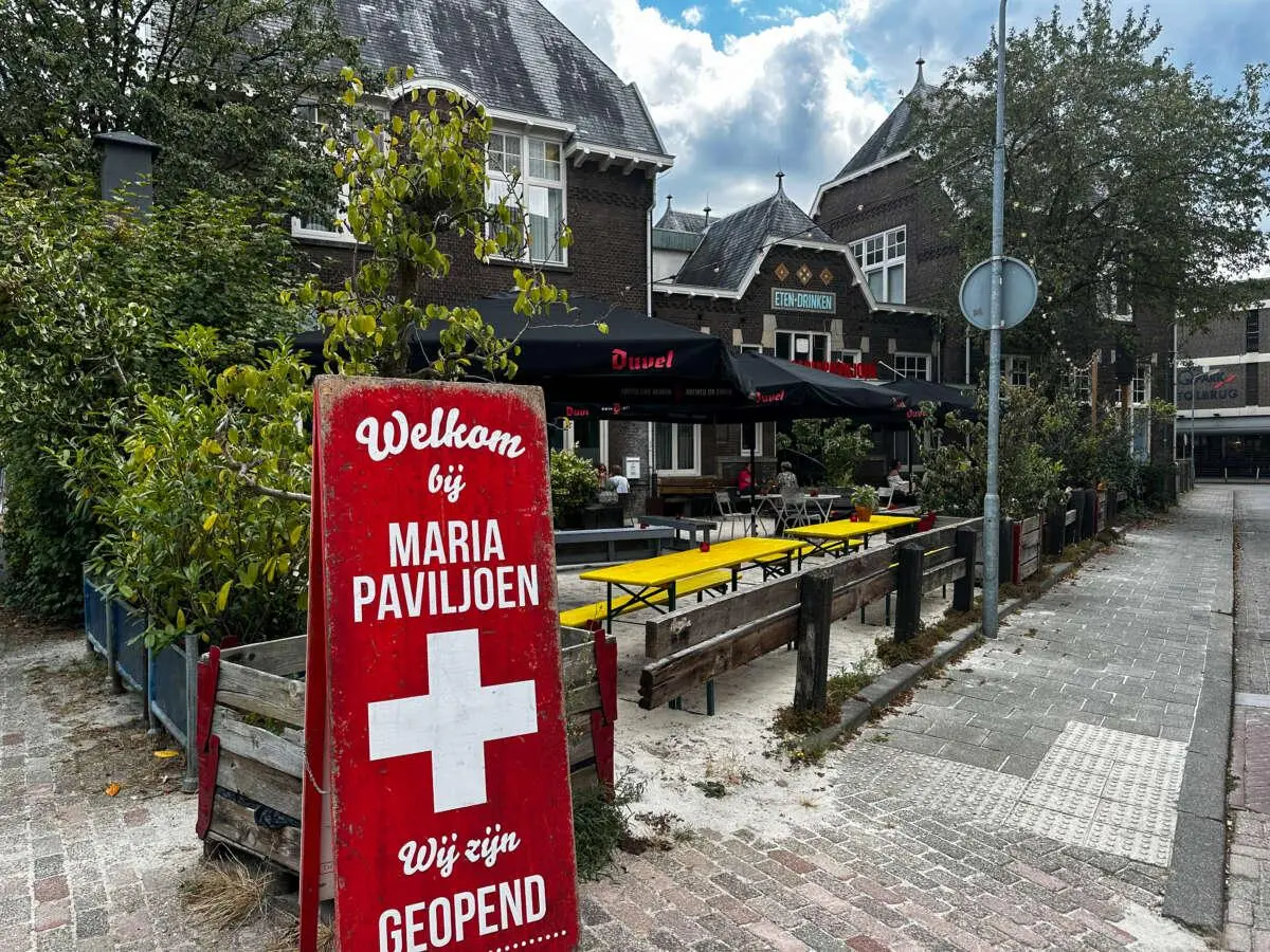 Mariapaviljoen, groot zandterras midden in de stad Mariapaviljoen, groot zandterras midden in de stad – Bij deze Bossche terrassen zit jij met je voetjes in het zand, Den Bosch (foto 1 van 2)
