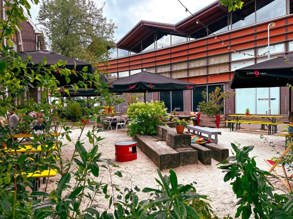 Mariapaviljoen, groot zandterras midden in de stad Mariapaviljoen, groot zandterras midden in de stad – Bij deze Bossche terrassen zit jij met je voetjes in het zand, Den Bosch (foto 2 van 2)