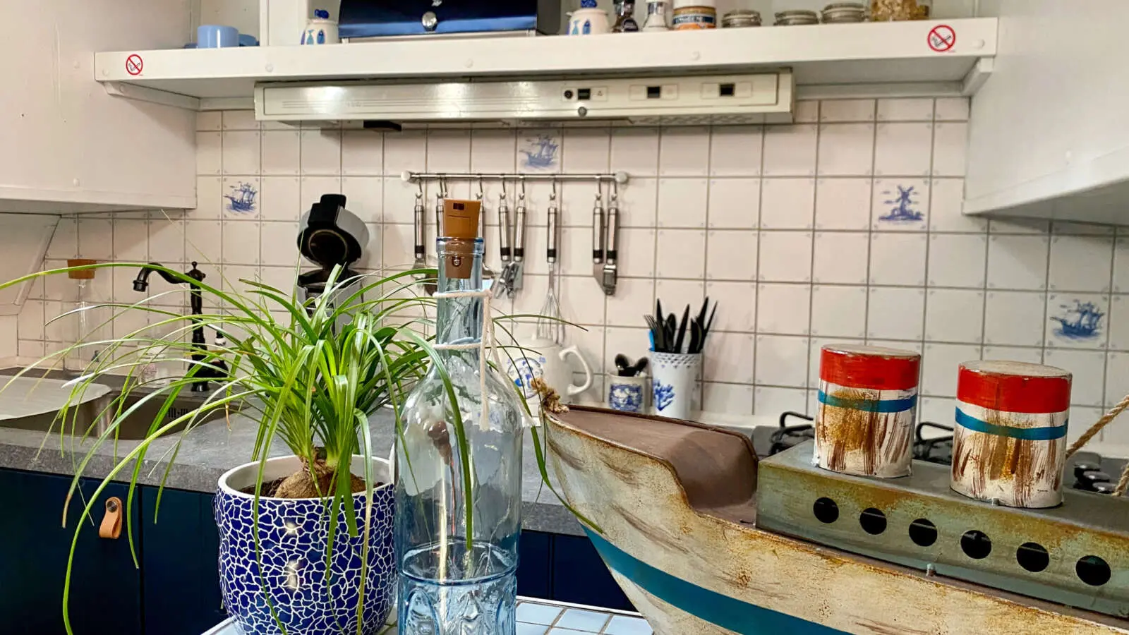 Knus en gezellige kajuit Knus en gezellige kajuit – Bijzonder overnachten in Den Bosch: GM-26 B&B op het water (foto 1 van 3)