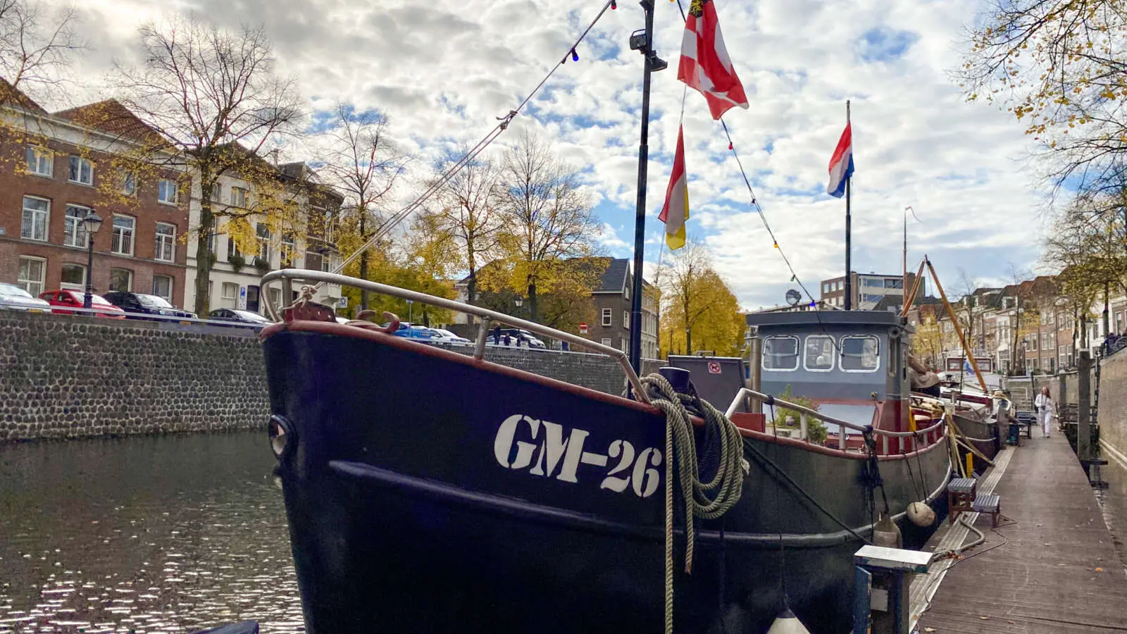Knus en gezellige kajuit Knus en gezellige kajuit – Bijzonder overnachten in Den Bosch: GM-26 B&B op het water (foto 2 van 3)