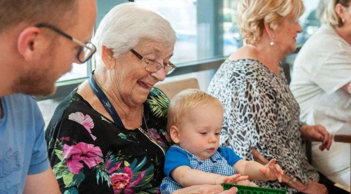 “Je merkt aan alles dat de bewoners opfleuren van ons gezelschap. Je kan een gevoel van iemand niet echt meten, maar je ziet het wel aan de lach op iemands gezicht.” “Je merkt aan alles dat de bewoners opfleuren van ons gezelschap. Je kan een gevoel van iemand niet echt meten, maar je ziet het wel aan de lach op iemands gezicht.” – Boefjes & Barista’s: Verbinden van drie generaties, Den Bosch