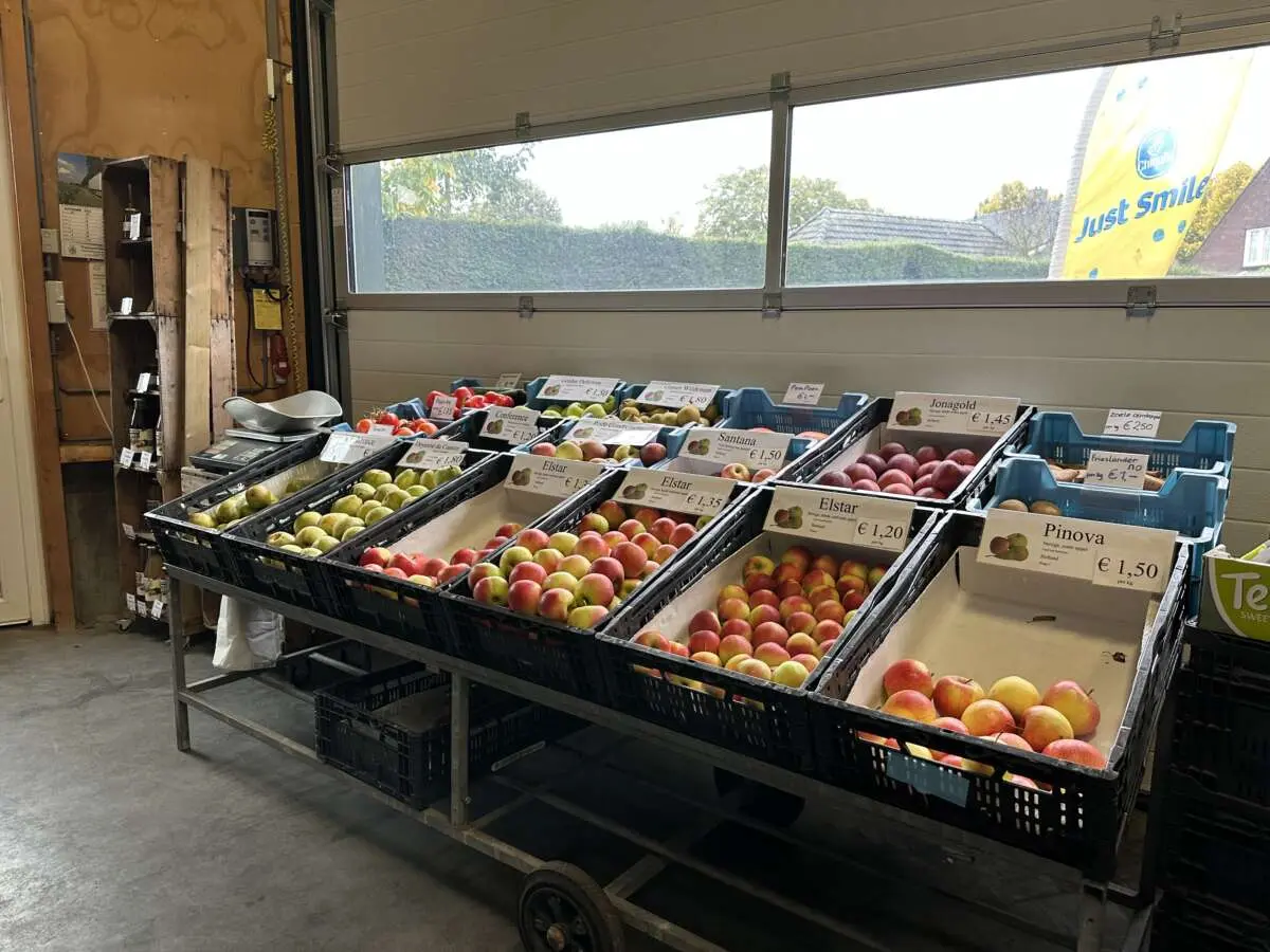 Even Fruit Halen bij (Fruitautomaat) Van de Ven Even Fruit Halen bij (Fruitautomaat) Van de Ven – Boerderijwinkels rondom Den Bosch (Deel I) (foto 2 van 2)