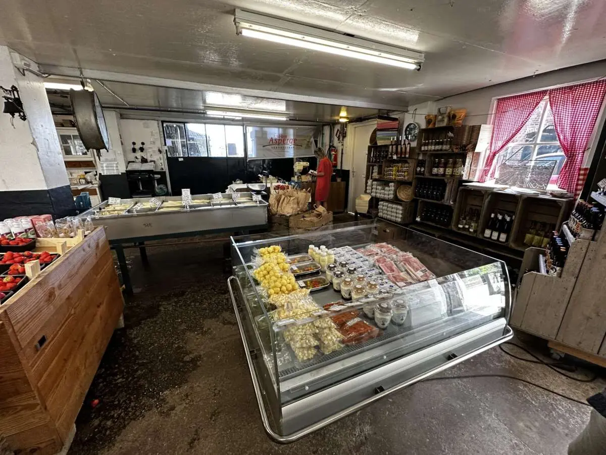 Bekend van het witte goud: aspergewinkel Verhoeven in Cromvoirt Bekend van het witte goud: aspergewinkel Verhoeven in Cromvoirt – Boerderijwinkels rondom Den Bosch (Deel II) (foto 2 van 2)