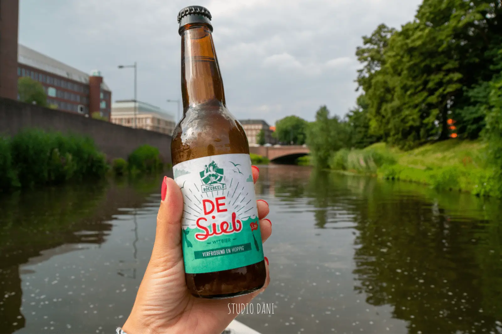 Deze zomer als watertaxi door Den Bosch Deze zomer als watertaxi door Den Bosch – Bossche Boten geeft bierproeverijen op het water (foto 3 van 3)
