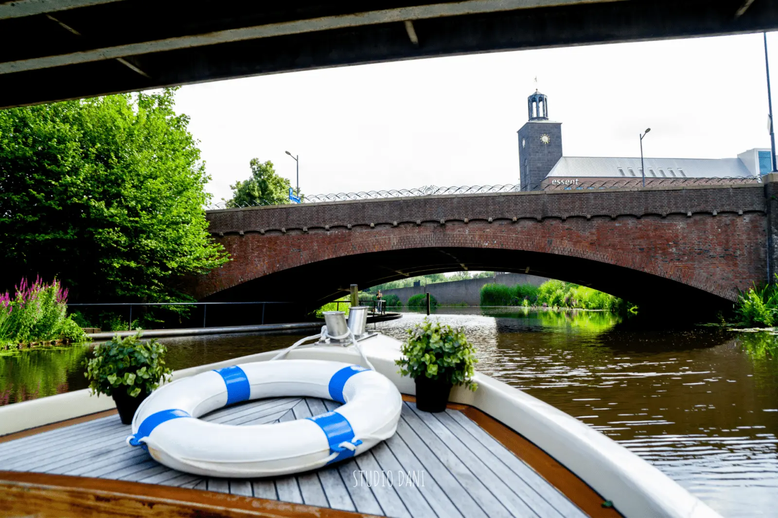 Deze zomer als watertaxi door Den Bosch Deze zomer als watertaxi door Den Bosch – Bossche Boten geeft bierproeverijen op het water (foto 2 van 3)