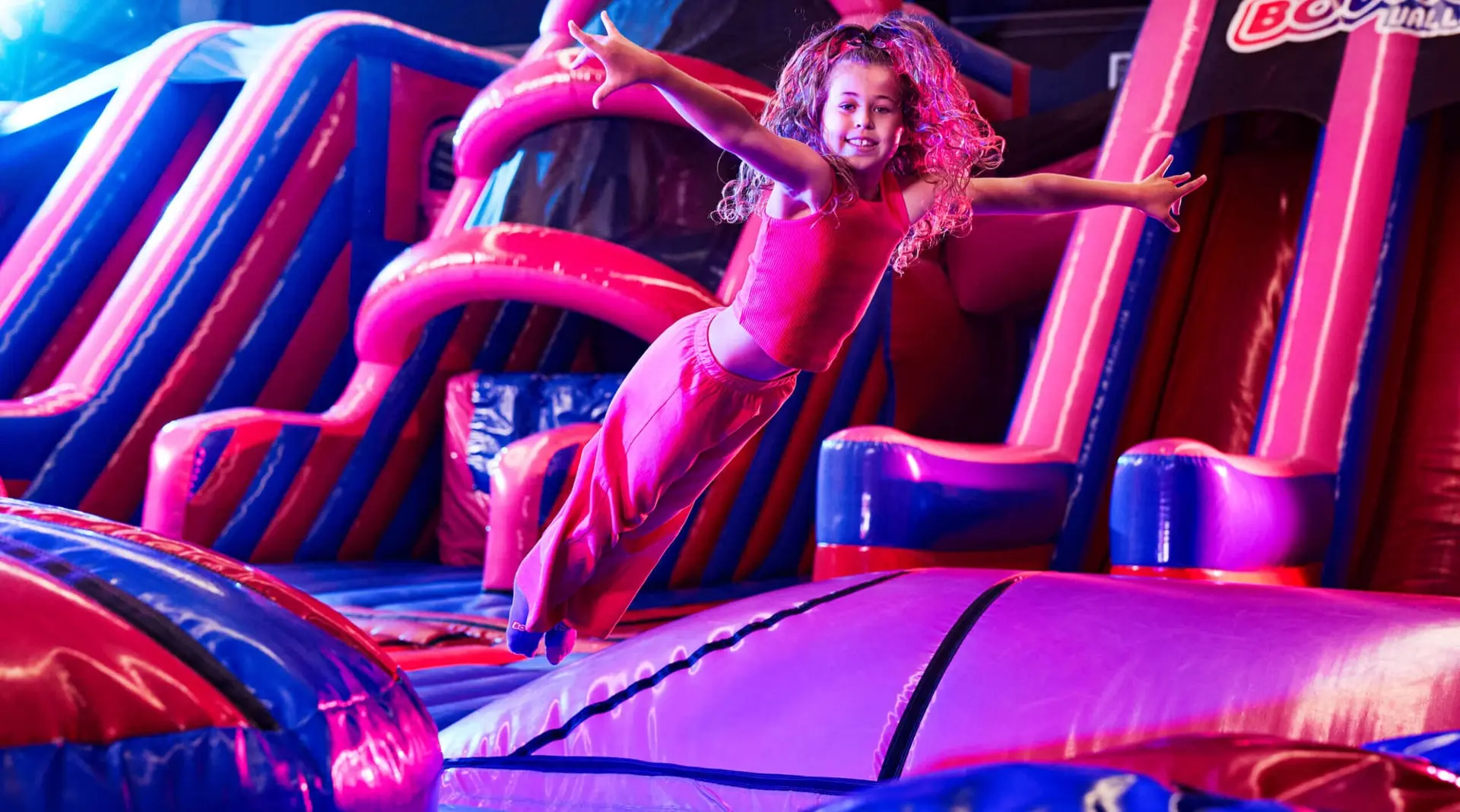Binnenspeeltuin met jump area & attracties Binnenspeeltuin met jump area & attracties – Bounce Valley Den Bosch – Luchtkussenpark voor kids