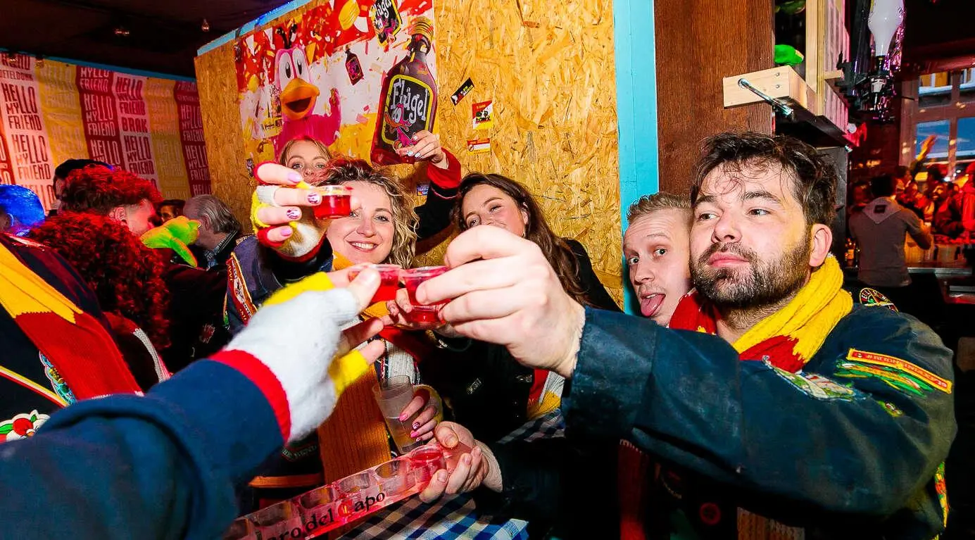 Kroegentocht door Oeteldonk Kroegentocht door Oeteldonk – De Laotste Loodjes: dé kroegentocht van carnavalsdinsdag in Oeteldonk, Den Bosch