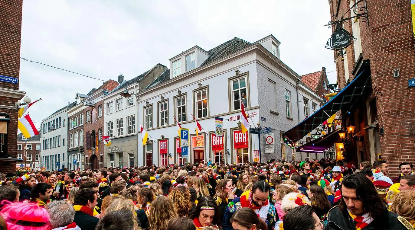 De Laotste Loodjes: dé kroegentocht van carnavalsdinsdag in Oeteldonk