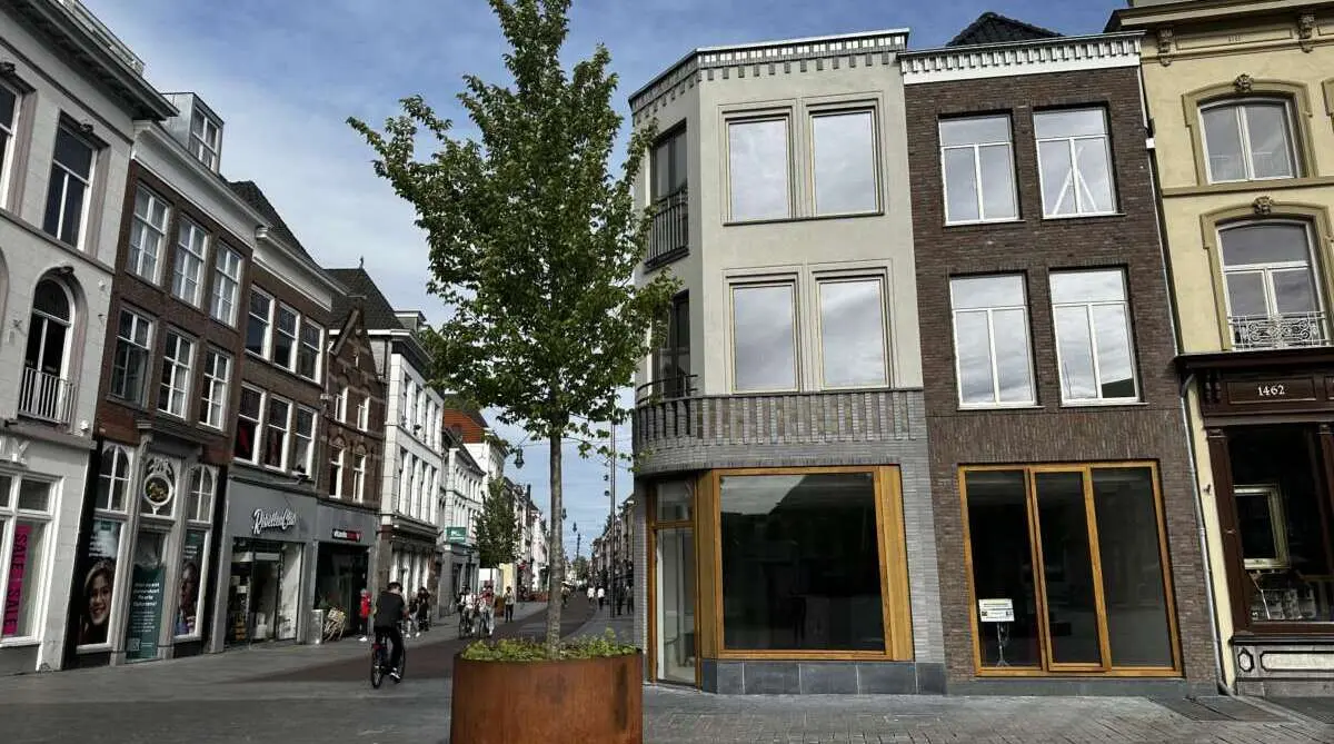 Bijzondere gebouwen aan de Markt Bijzondere gebouwen aan de Markt – De Markt: het letterlijke hoogtepunt van Den Bosch (foto 2 van 2)