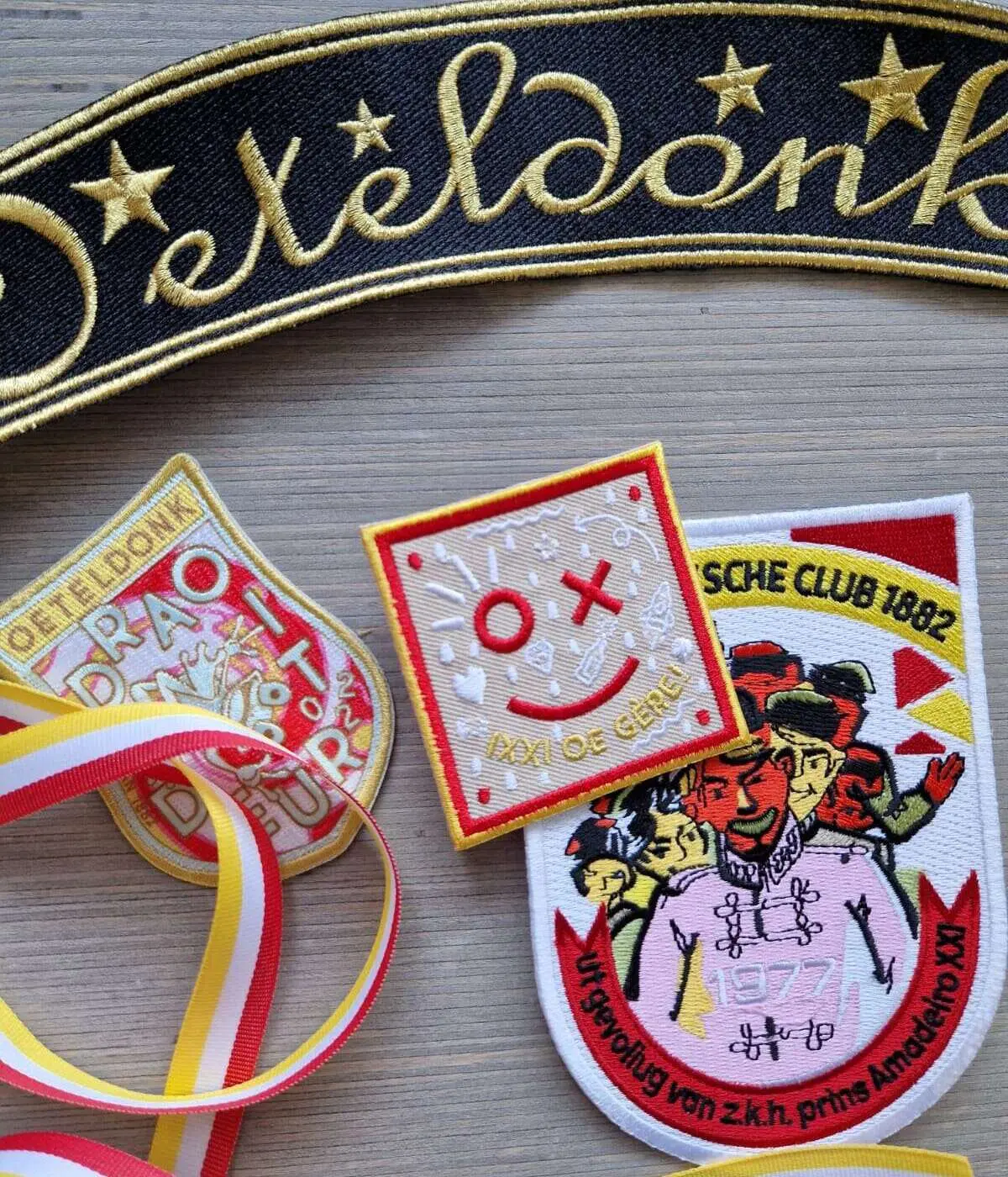 Stap 2: verzamel toffe emblemen Stap 2: verzamel toffe emblemen – DIY: Oeteldonks jasje of boerenkiel, Den Bosch (foto 2 van 2)