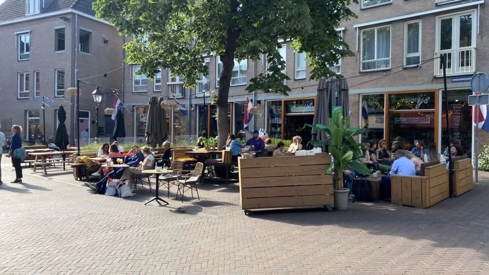 Het terras van M’EAT en Tappunt Het terras van M’EAT en Tappunt – Eindredacteur Danielle tipt: Dit zijn mijn favo hotspots in Den Bosch