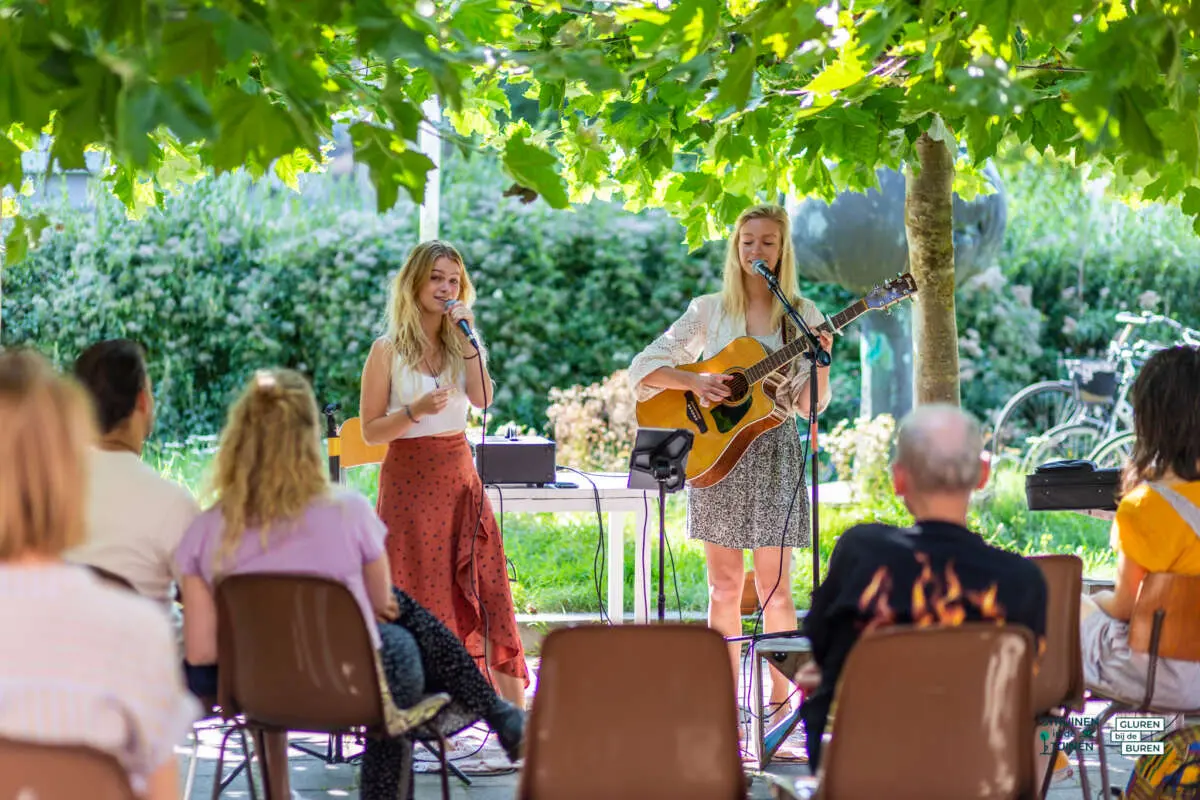 Stichting de Bühne Stichting de Bühne – Gluren bij de Buren, geniet van verschillende optredens bij mensen thuis!, Den Bosch (foto 1 van 2)