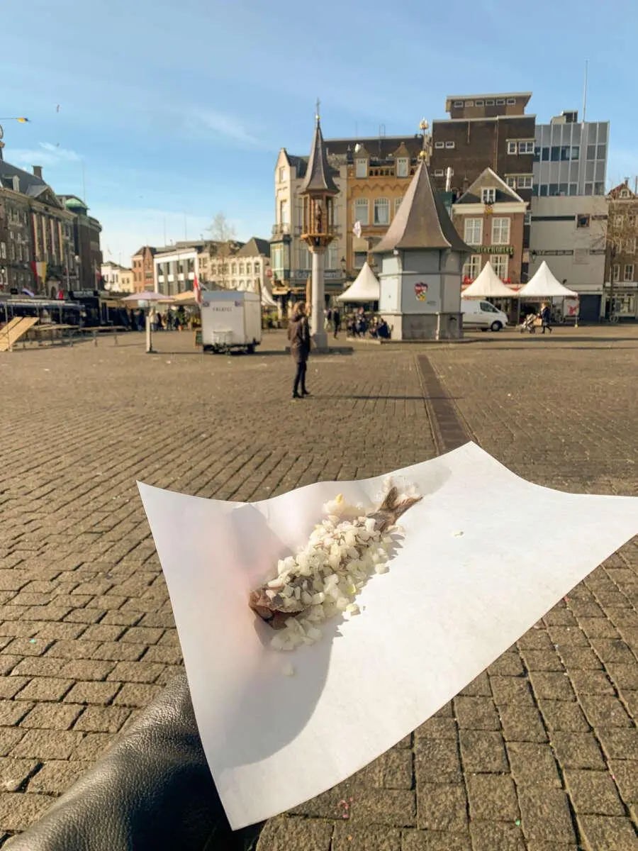 Askruisje halen in de kerk Askruisje halen in de kerk – Haring Happen op Aswoensdag in Den Bosch