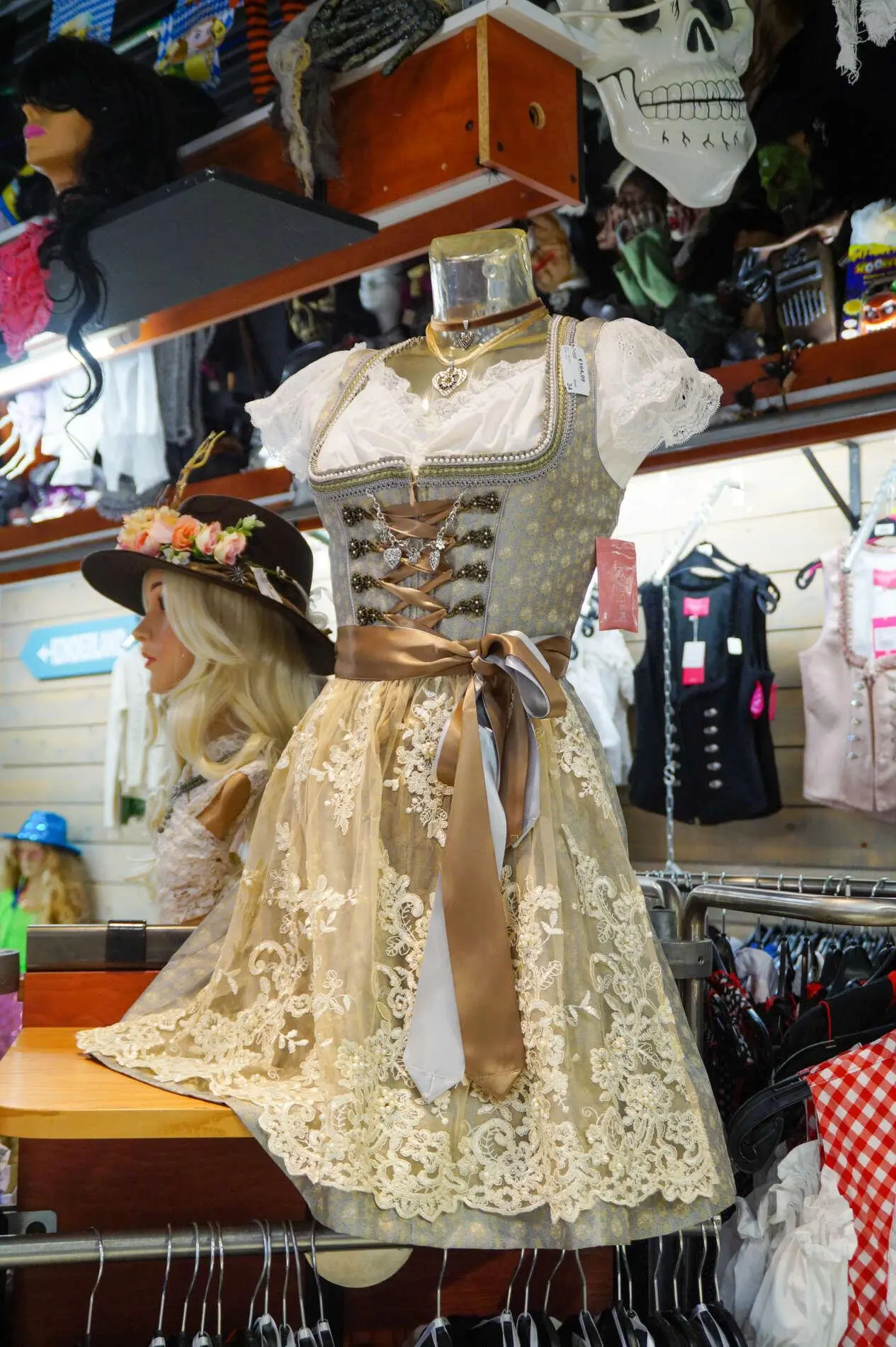 Stijlvol naar Oktoberfest met elk budget Stijlvol naar Oktoberfest met elk budget – Hoofs – Ontdek dé winkel voor feestkleding in Den Bosch (foto 1 van 2)
