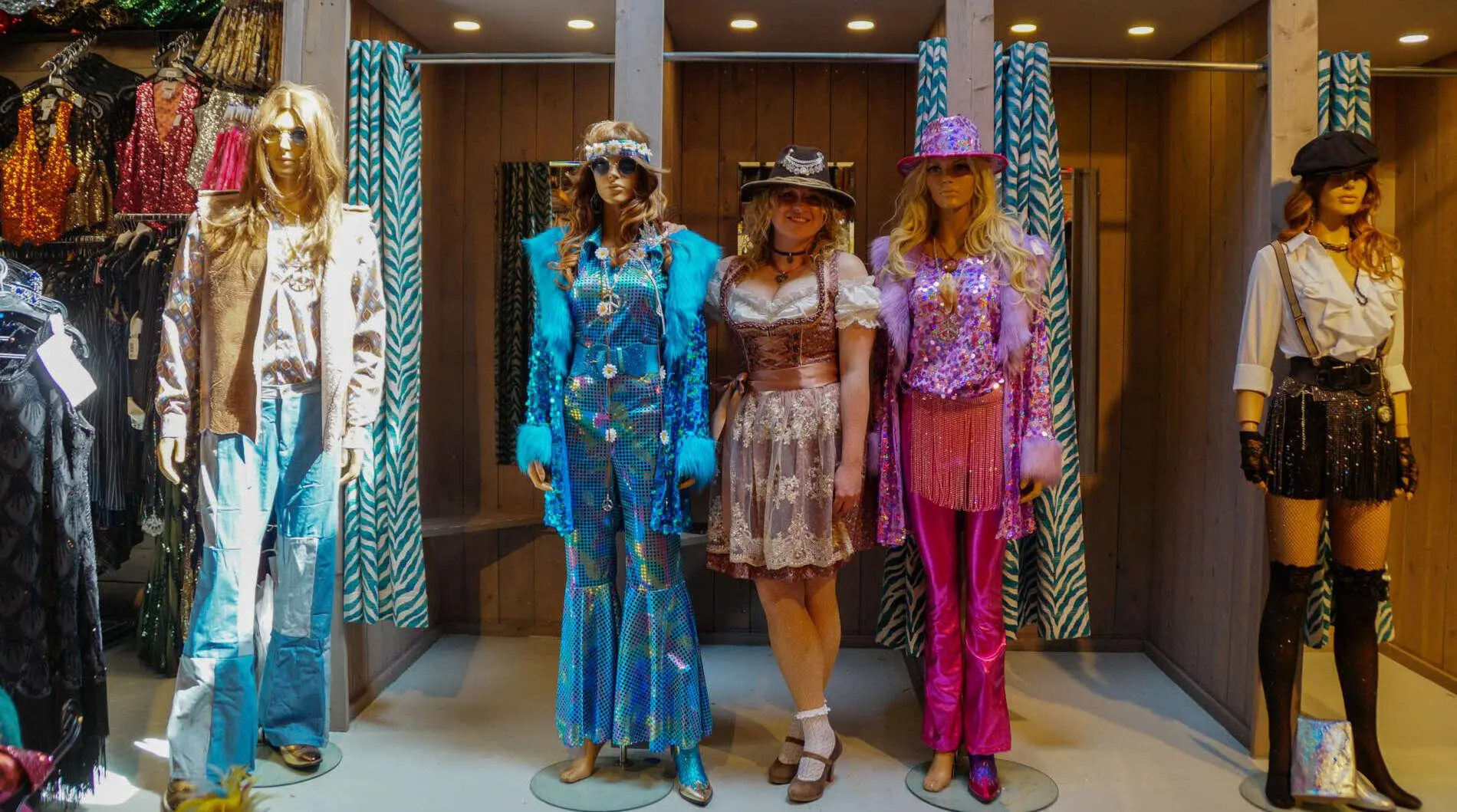 De iconische winkel voor carnaval De iconische winkel voor carnaval – Hoofs – Ontdek dé winkel voor feestkleding in Den Bosch