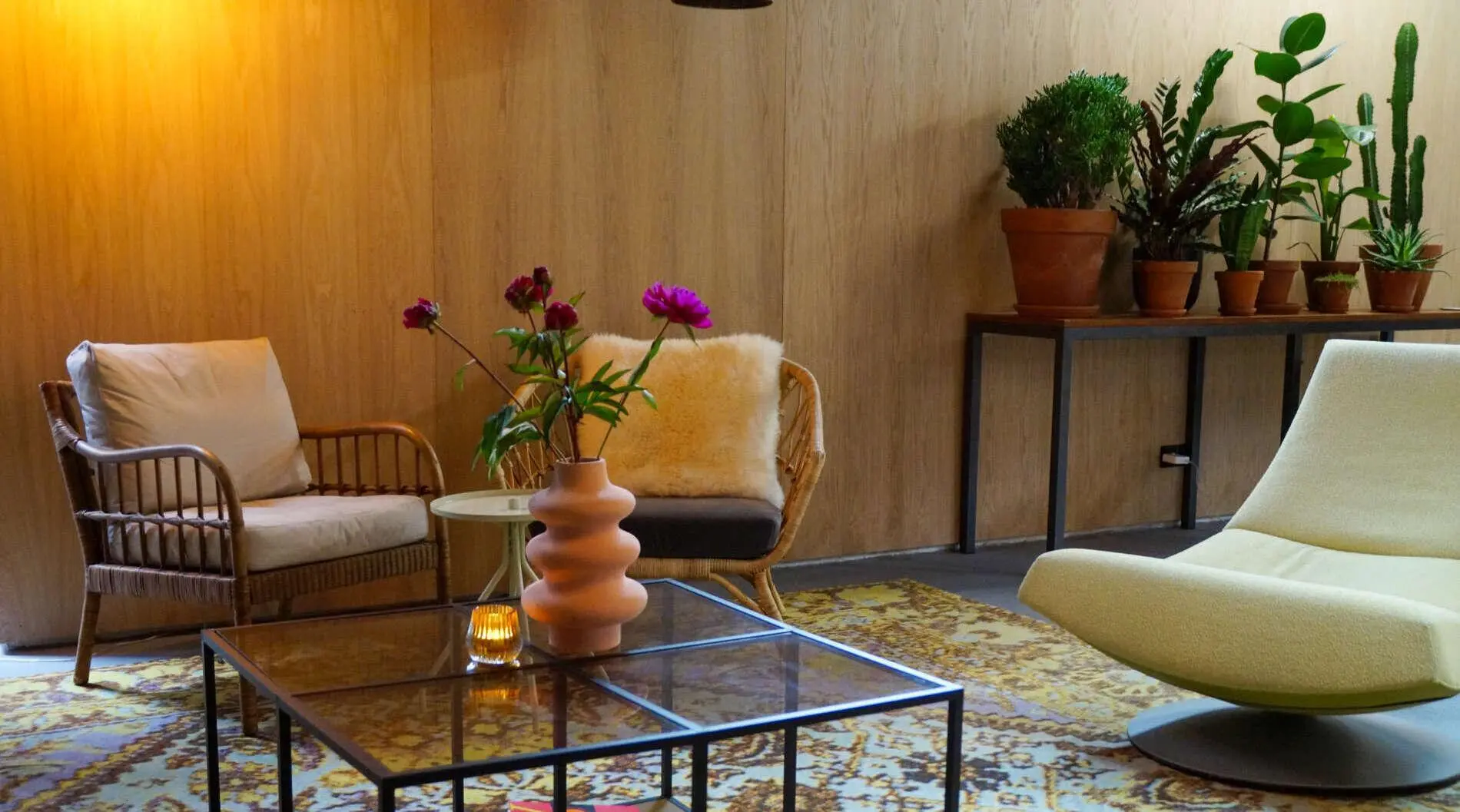 Ontspannen in de lounge en verborgen binnentuin Ontspannen in de lounge en verborgen binnentuin – MonQui: Inspirerende vergaderlocatie en werkplekken in Den Bosch (foto 1 van 2)