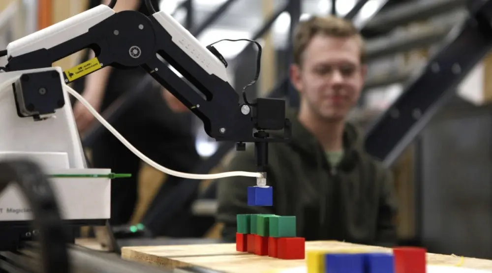 SPARK LAB: Een groot technisch makers lab voor iedereen