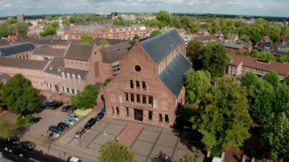 Het Groot Tuighuis: Van bedevaartsoord tot wapenarsenaal Het Groot Tuighuis: Van bedevaartsoord tot wapenarsenaal – Stemmen in Den Bosch: 5x bijzondere stemlokalen met een rijke geschiedenis