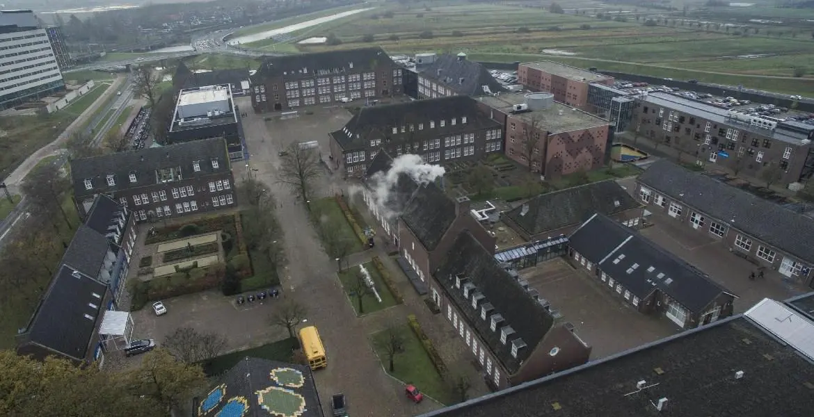 Van Soldaten naar Studenten: De Unieke Metamorfose van het Koning Willem I College Van Soldaten naar Studenten: De Unieke Metamorfose van het Koning Willem I College – Stemmen in Den Bosch: 5x bijzondere stemlokalen met een rijke geschiedenis