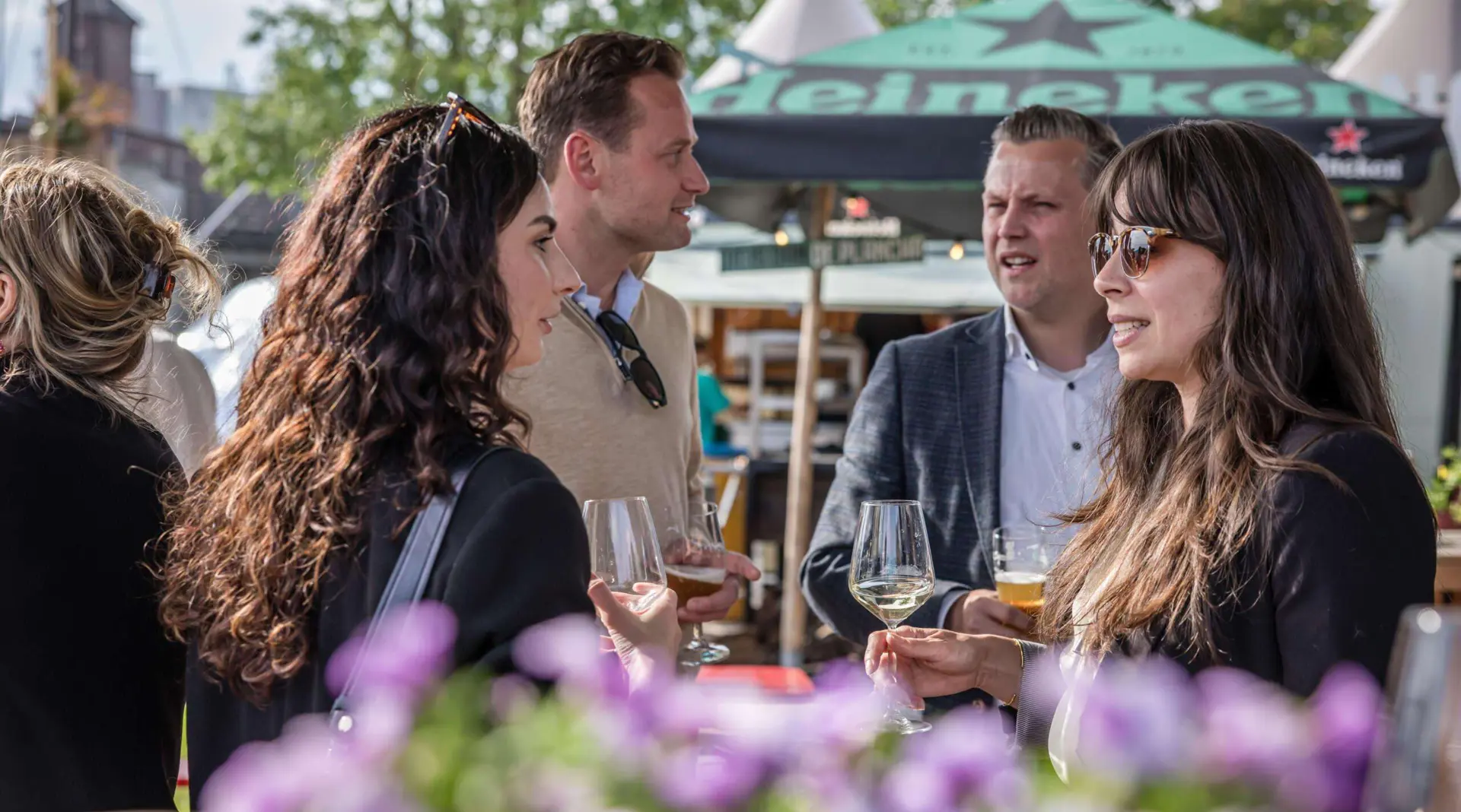 Gezellige borrels en interessante gastsprekers Gezellige borrels en interessante gastsprekers – SUB40DB: Laagdrempelig netwerken in Den Bosch