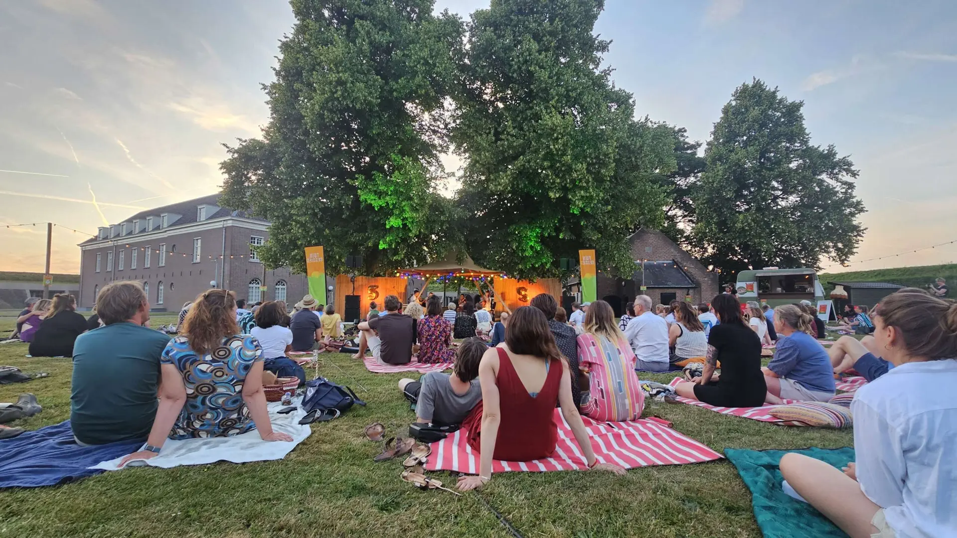 Van zomerinitiatief tot vaste waarde Van zomerinitiatief tot vaste waarde – TUINSESSIES: 11 INTIEME CONCERTEN TIJDENS DE ZOMER, Den Bosch
