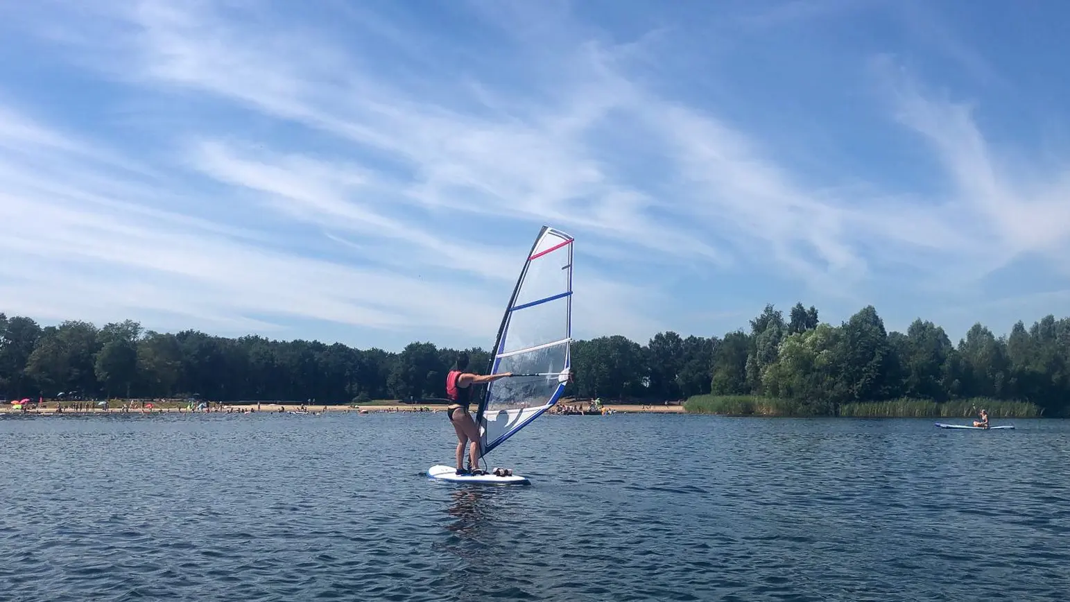 Leren windsurfen in Den Bosch Leren windsurfen in Den Bosch – Windsurfen Den Bosch: Leer windsurfen op het Engelermeer