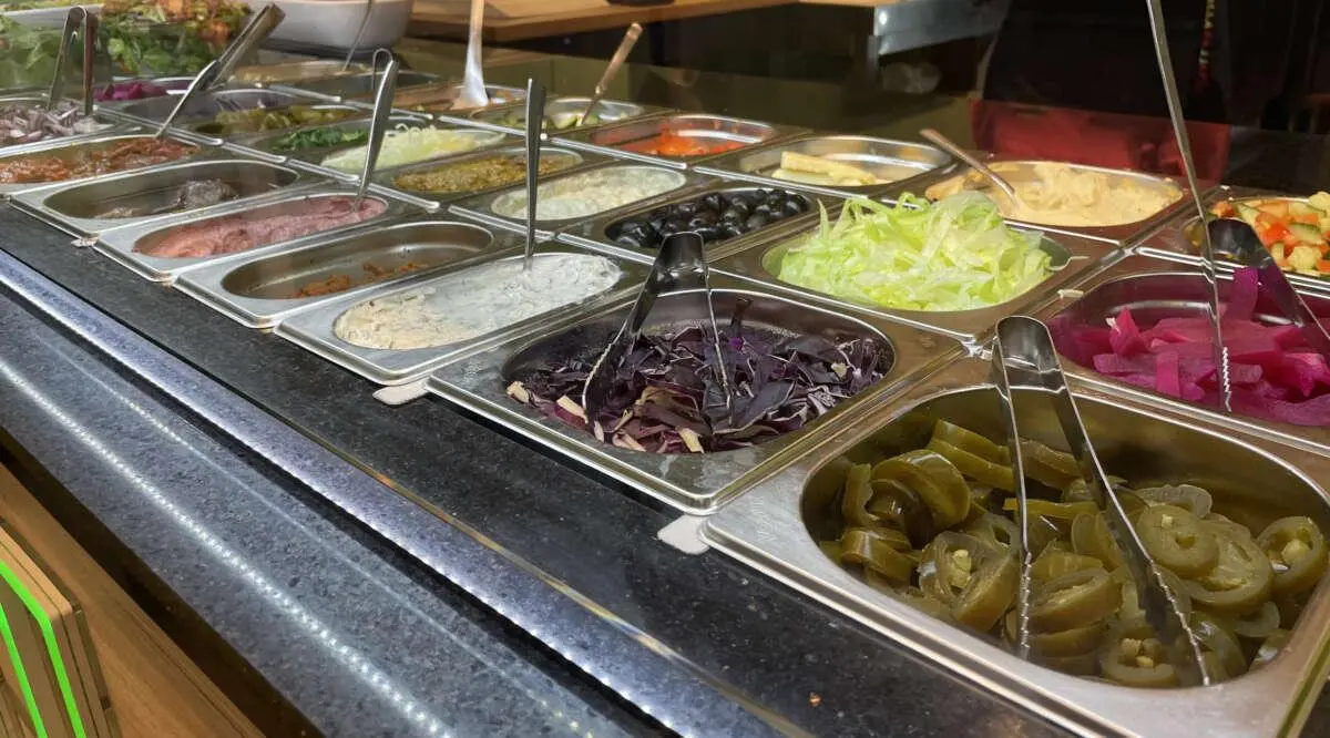 Wat kun je hier bestellen? Wat kun je hier bestellen? – Yalla Fallafel: Nieuwe vega hotspot in Den Bosch (foto 2 van 2)