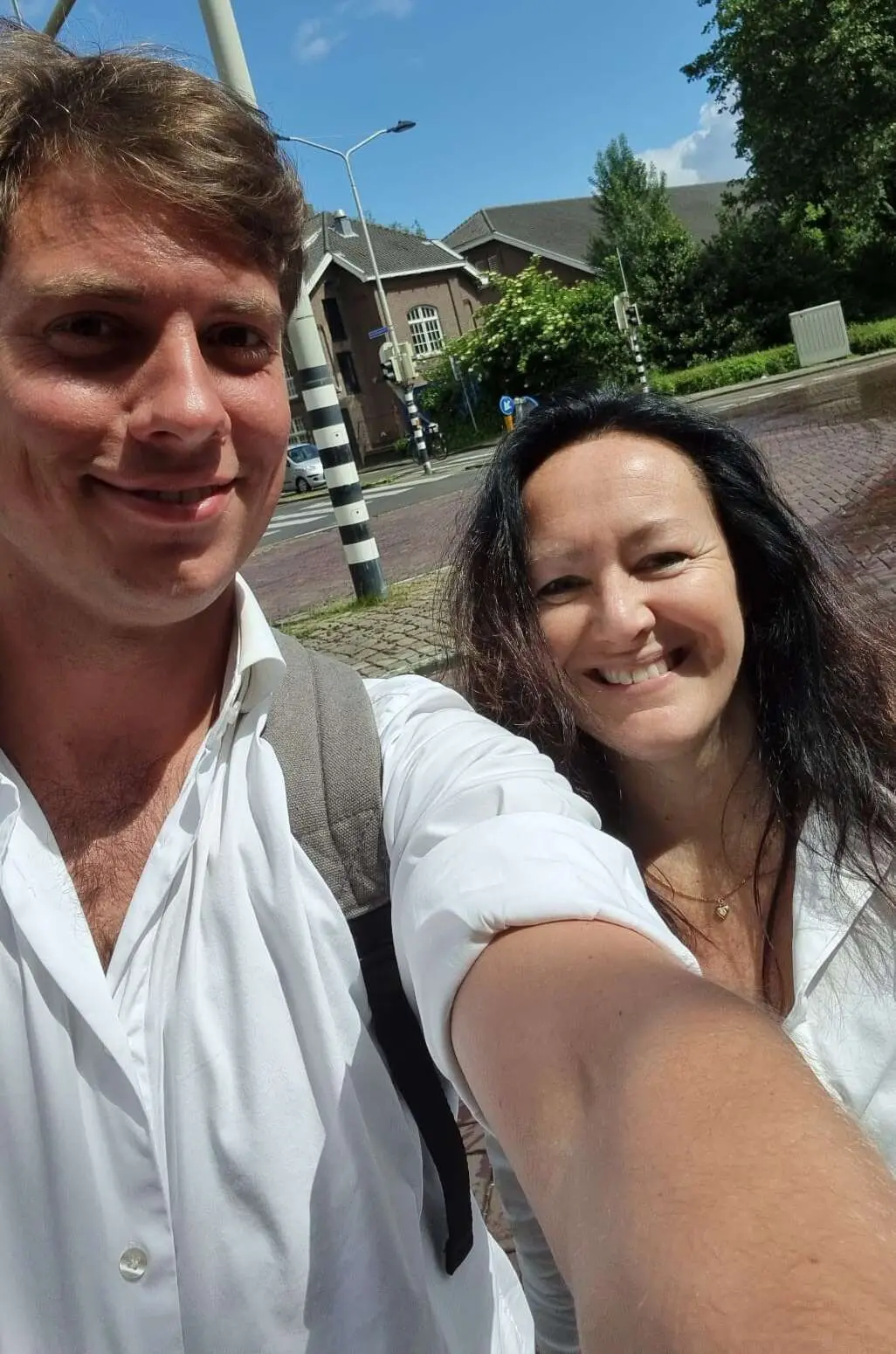 ” We zijn veel vrienden kwijtgeraakt, maar we hebben inmiddels ook veel vrienden leren kennen die het wel snappen en ons soms helpen. “ ” We zijn veel vrienden kwijtgeraakt, maar we hebben inmiddels ook veel vrienden leren kennen die het wel snappen en ons soms helpen. “ – Zorgoppas: Een oppas voor een zorgbehoevend kind, Den Bosch